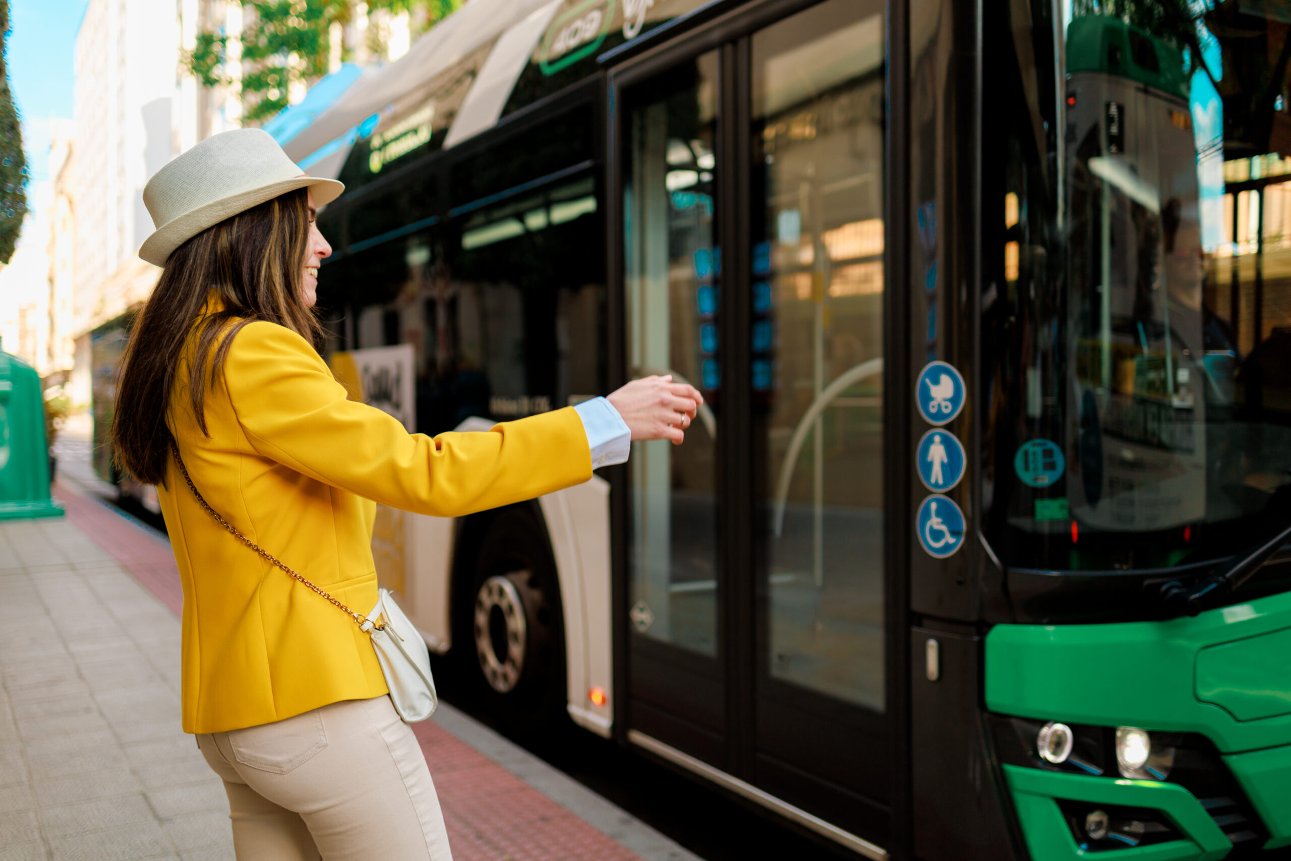 Dziewczyna wsiada do autobusu ekologicznego